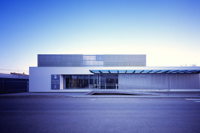Imagen de fachada blanca minimalista grande de dos plantas con revestimiento de estuco y tejado plano
