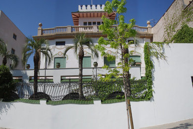 Immagine della facciata di una casa grande bianca classica a tre piani con rivestimenti misti e tetto piano