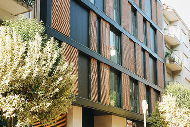 Foto de fachada negra minimalista de tamaño medio de tres plantas con revestimiento de metal y tejado plano