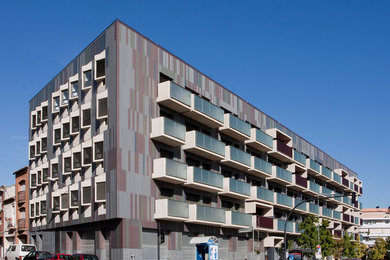 Diseño de fachada contemporánea grande de tres plantas con tejado plano