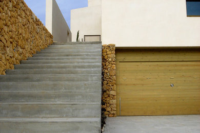 Modelo de fachada beige mediterránea de tamaño medio de tres plantas