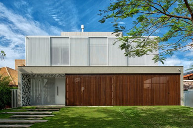 Foto de fachada de casa gris minimalista grande de dos plantas con revestimientos combinados, tejado plano y tejado de varios materiales