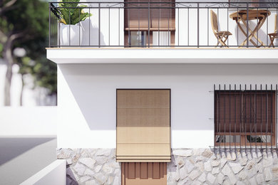 Imagen de fachada de casa mediterránea de tamaño medio de tres plantas