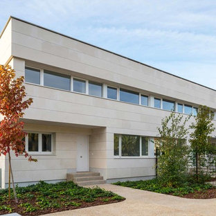 Ejemplo de fachada de casa beige, contemporánea, de tamaño medio, de dos plantas, con revestimiento de piedra y tejado plano