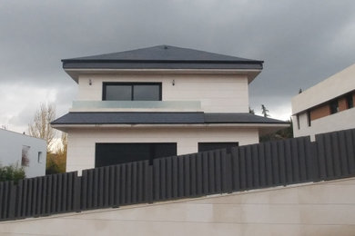 Foto de fachada de casa blanca minimalista grande de tres plantas con revestimiento de piedra y tejado a cuatro aguas