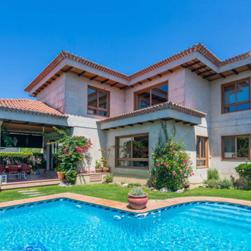 Fantástico y elegante chalet, está ubicado en la prestigiosa zona de El Castro.