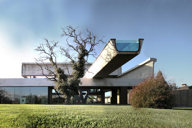 Imagen de fachada gris actual extra grande de dos plantas con revestimiento de hormigón y tejado plano