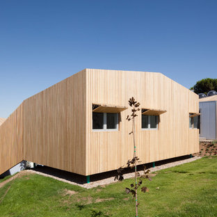 Diseño de fachada de casa marrón, contemporánea, de tamaño medio, a niveles, con revestimiento de madera y tejado plano