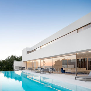 Modelo de fachada de casa blanca, minimalista, de dos plantas, con tejado plano