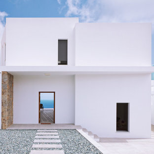 Idee per la facciata di una casa bianca contemporanea a due piani di medie dimensioni con tetto piano e rivestimento in stucco