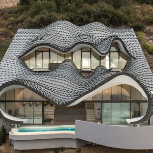Diseño de fachada de casa multicolor, ecléctica, de dos plantas, con tejado de teja de madera