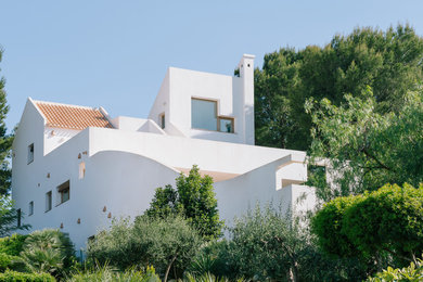 На фото: белый дом в современном стиле с комбинированной облицовкой