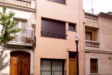 バルセロナにあるトランジショナルスタイルのおしゃれな家の外観の写真