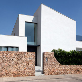 Modelo de fachada de casa blanca, moderna, de dos plantas, con tejado de un solo tendido