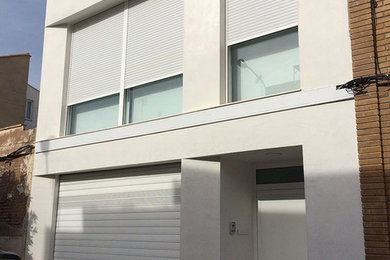 Diseño de fachada de casa blanca minimalista de tamaño medio de dos plantas