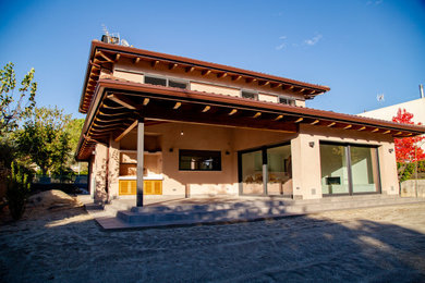 Foto de fachada de casa contemporánea de dos plantas con tejado de teja de barro