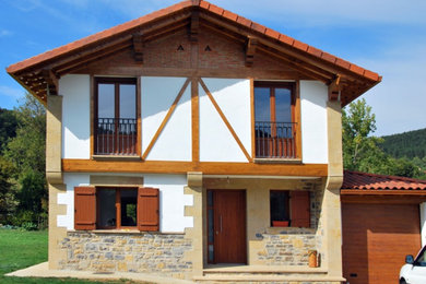 Aménagement d'une façade de maison basque campagne.