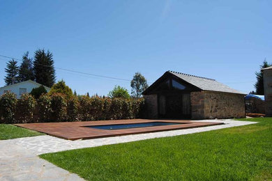 Imagen de fachada beige rústica de tamaño medio de una planta con revestimiento de piedra y tejado a dos aguas