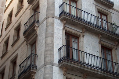 Diseño de fachada beige clásica renovada grande de tres plantas con revestimientos combinados y tejado plano