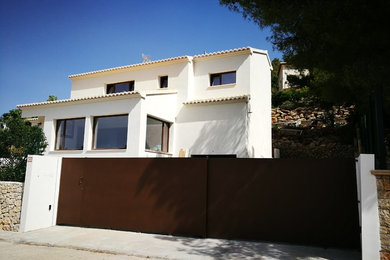 Ejemplo de fachada de casa blanca mediterránea grande de dos plantas