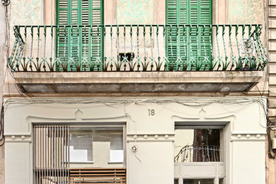 バルセロナにある高級な中くらいなインダストリアルスタイルのおしゃれな家の外観の写真