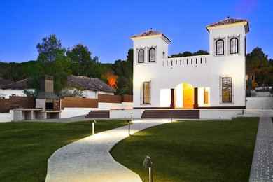 Großes, Zweistöckiges Rustikales Einfamilienhaus mit weißer Fassadenfarbe in Sonstige