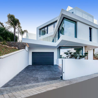 Modelo de fachada de casa blanca, contemporánea, de tamaño medio, de tres plantas, con tejado plano
