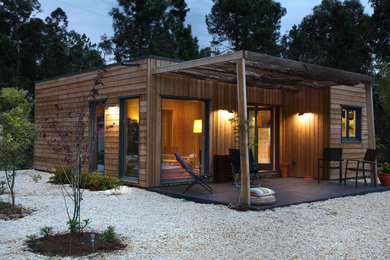 Idées déco pour une petite façade de maison multicolore montagne en bois de plain-pied avec un toit plat et un toit mixte.