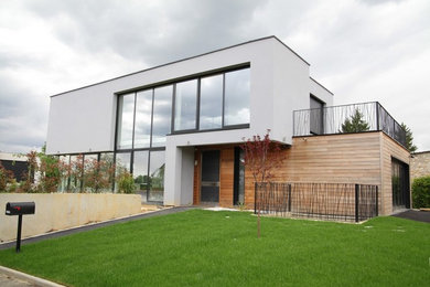 Идея дизайна: большой, трехэтажный, деревянный, белый частный загородный дом в современном стиле с плоской крышей и крышей из смешанных материалов
