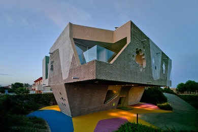 Großes, Dreistöckiges Modernes Haus mit Mix-Fassade, beiger Fassadenfarbe und Flachdach in Sonstige