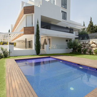Diseño de fachada de casa blanca, actual, de tres plantas, con tejado plano