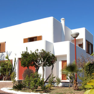 Imagen de fachada de casa blanca, mediterránea, de dos plantas, con tejado plano