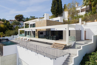 他の地域にある高級な中くらいな地中海スタイルのおしゃれな家の外観 (混合材サイディング) の写真