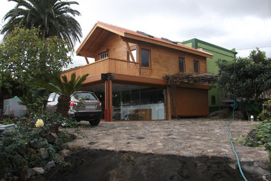 Vista exterior del encuentro de ampliación en madera con vivienda original