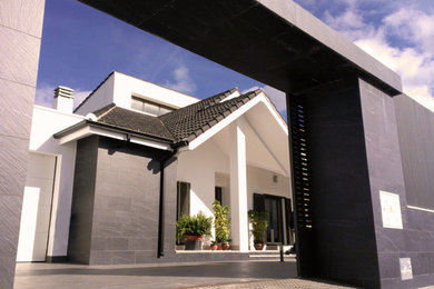 Modelo de fachada negra actual con revestimientos combinados