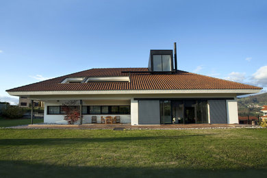 Modelo de fachada clásica renovada de tamaño medio de una planta con tejado a cuatro aguas