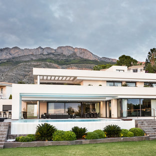 Modelo de fachada de casa blanca, contemporánea, extra grande, de dos plantas, con tejado plano