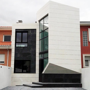 Imagen de fachada de casa bifamiliar blanca contemporánea