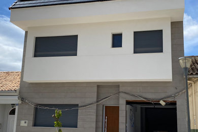 Foto de fachada de casa pareada blanca moderna grande de tres plantas con revestimientos combinados, tejado a dos aguas y tejado de varios materiales