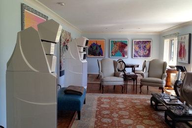 Ejemplo de sala de estar con rincón musical cerrada minimalista grande sin chimenea y televisor con paredes azules y suelo de madera clara