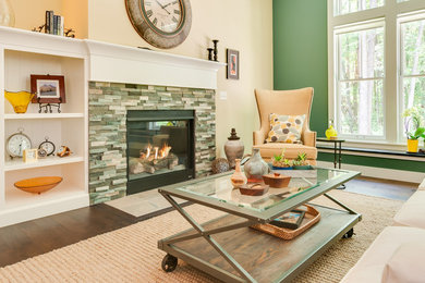 Diseño de sala de estar tradicional renovada con todas las chimeneas y marco de chimenea de baldosas y/o azulejos