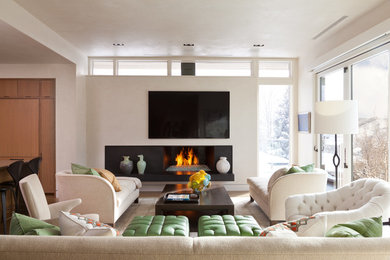 Ejemplo de sala de estar abierta contemporánea con paredes blancas, todas las chimeneas, marco de chimenea de metal y televisor colgado en la pared