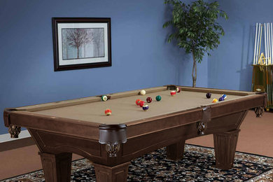 Imagen de sala de juegos en casa abierta clásica de tamaño medio con paredes azules, moqueta y suelo beige