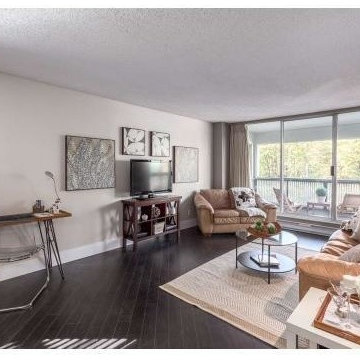 8th Street, New Westminster 2 bedroom condo staging