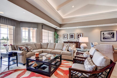 Foto de sala de estar abierta tradicional renovada grande con paredes beige, suelo de baldosas de porcelana y pared multimedia