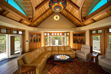 Ejemplo de sala de estar abierta de estilo americano extra grande con paredes beige y suelo de madera en tonos medios