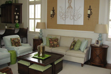 Ejemplo de sala de estar cerrada exótica grande con paredes beige, suelo de madera oscura y televisor colgado en la pared