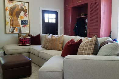Свежая идея для дизайна: открытая гостиная комната среднего размера в стиле фьюжн с бежевыми стенами, паркетным полом среднего тона и коричневым полом без камина, телевизора - отличное фото интерьера