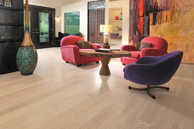 Modelo de sala de estar abierta moderna de tamaño medio con paredes beige, suelo de bambú y suelo beige