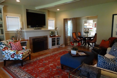 Imagen de sala de estar tradicional renovada de tamaño medio con paredes beige, suelo de madera clara, todas las chimeneas, marco de chimenea de baldosas y/o azulejos y televisor colgado en la pared